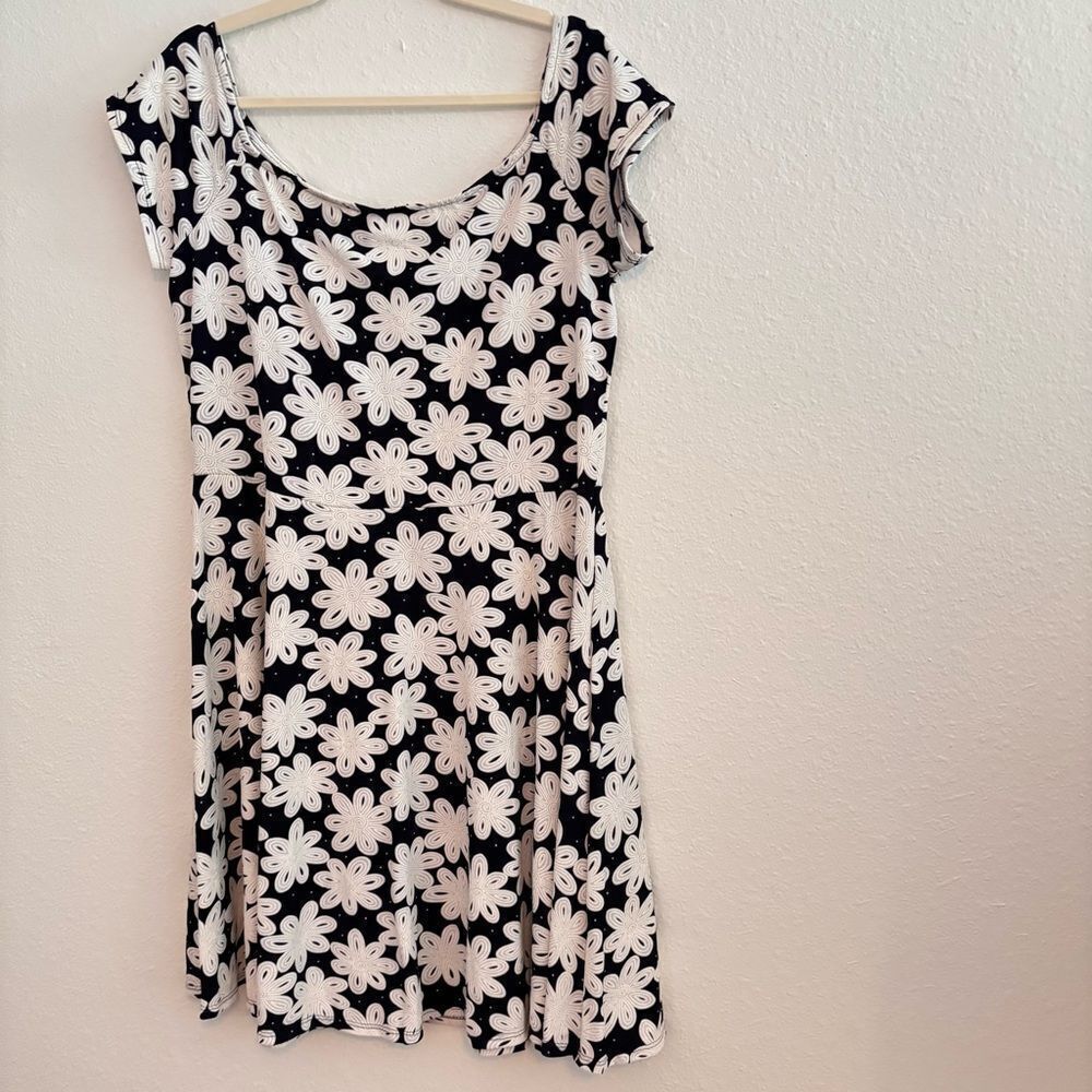 LORALETTE 18W-20W Daisy Floral Black and White Dress 1X
